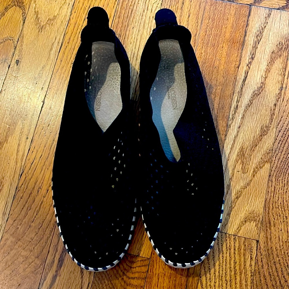 ISLE JACOBSEN BLACK PERFORATED SLIP ON SHOES SZ 39 actually 9